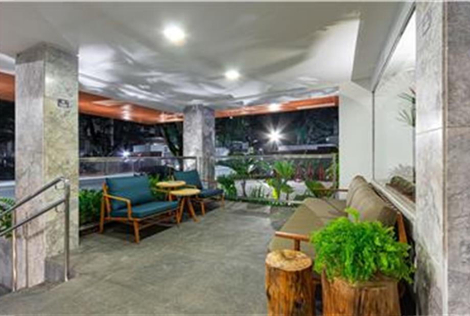 Varanda na entrada do hotel