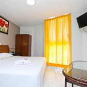 Habitación con cama extragrande.