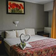 Habitación con cama extragrande.