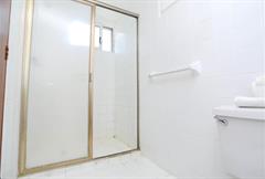 Habitación con cama extragrande.