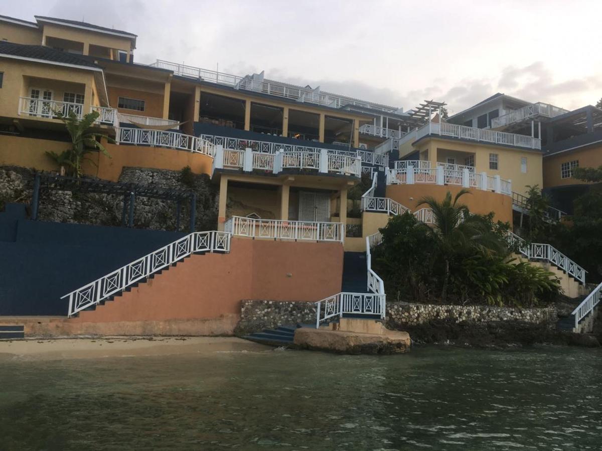 Moxons Beach Club 3