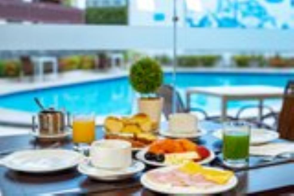 mesa de café com vista piscina.jpg