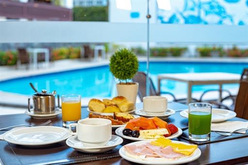 mesa de café com vista piscina.jpg