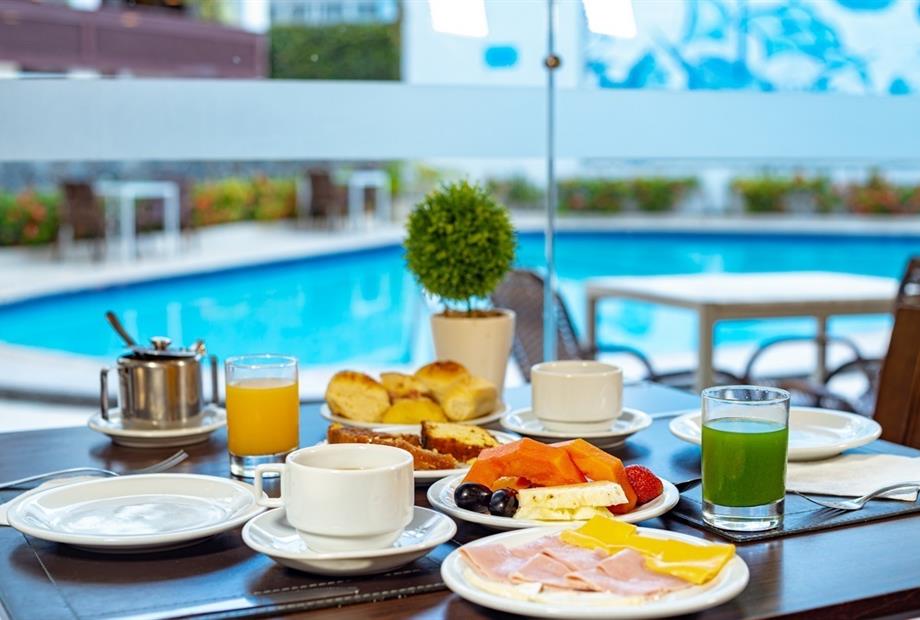 mesa de café com vista piscina.jpg