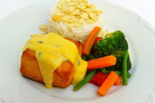 filé de salmão com molho de maracujá.jpeg