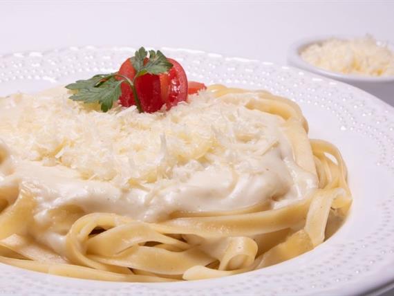 fettuccine_4queijos-15 1000x667.jpg
