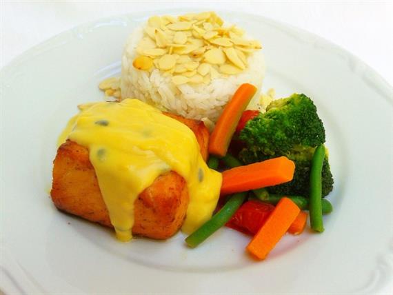 filé de salmão com molho de maracujá.jpeg