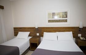 Quarto Triplo Família Gold com Varanda do Real Palace Hotel