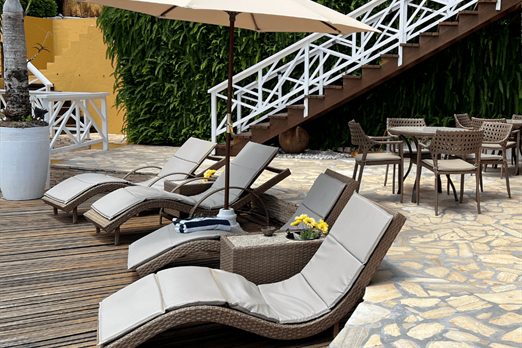 espreguiçadeiras piscina.png