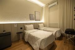 Suíte Duplo Superior com 2 Camas de Solteiro