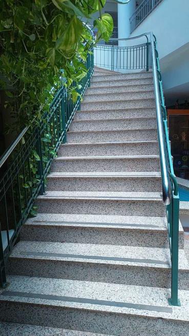 foto escada pousada .jpeg