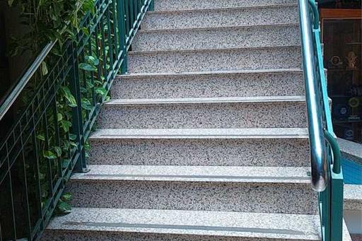 foto escada pousada .jpeg