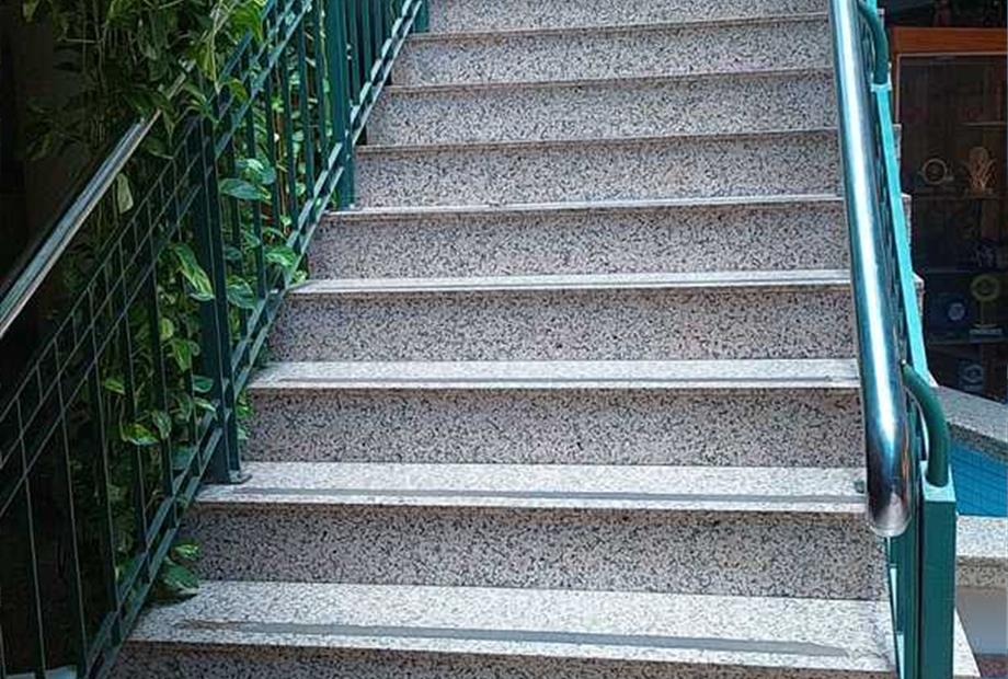 foto escada pousada .jpeg