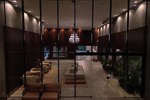 foto frente-hall noite.jpeg