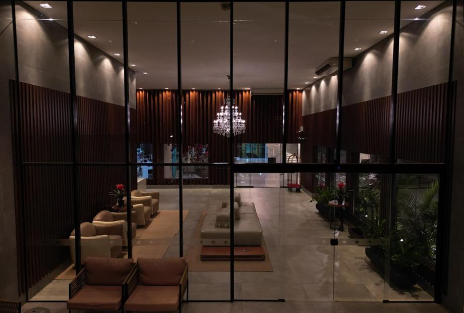 foto frente-hall noite.jpeg