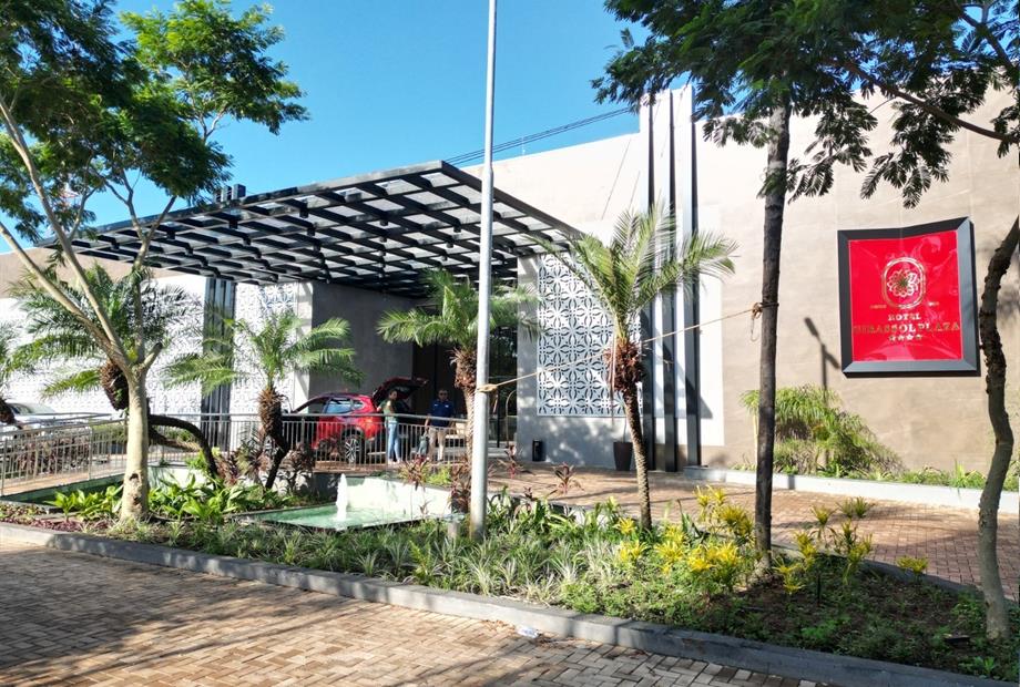 foto frente hotel- dia.jpeg