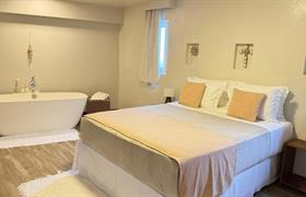 Quarto Luxo com Banheira do Aqua By Sambass Hotel