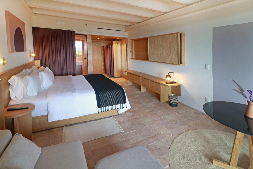 King Room With City View - Quarto com Cama King-size e Vista da Cidade-1.jpg