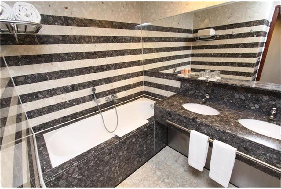 Royal Banheiros (Medium).JPG