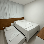 Master -  1 cama de casal + 1 auxiliar de solteiro e sala com 1 sofá-cama
