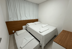 Master -  1 cama de casal + 1 auxiliar de solteiro e sala com 1 sofá-cama