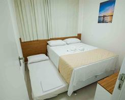 Master -  1 cama de casal + 1 auxiliar de solteiro e sala com 1 sofá-cama