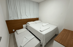 Master -  1 cama de casal + 1 auxiliar de solteiro e sala com 1 sofá-cama do Porto Star Prime by AFT