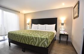 Habitación con cama King Size de Plaza Camelinas Hotel
