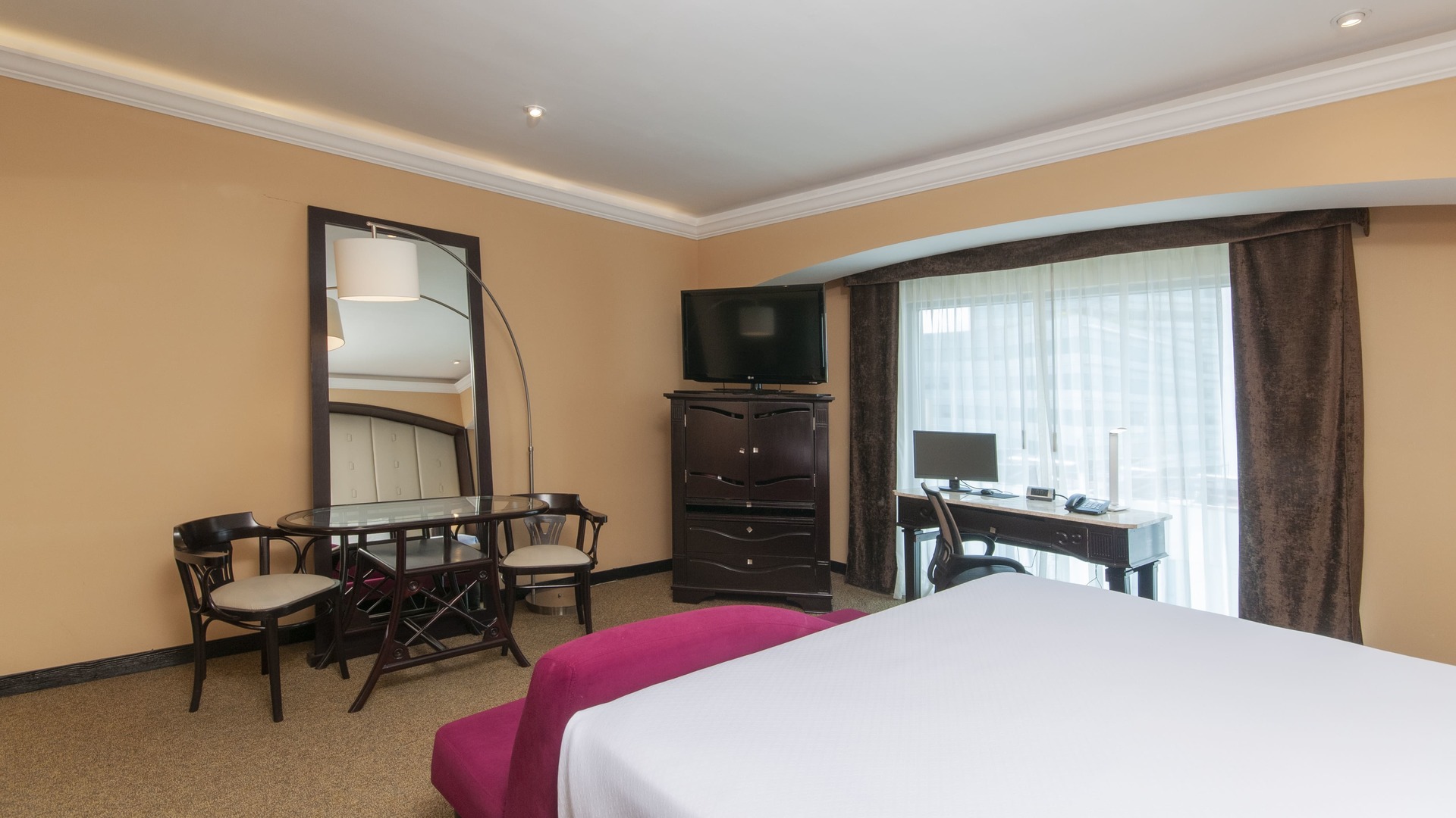 Executive 1 King Bed - _lfn2231.jpg