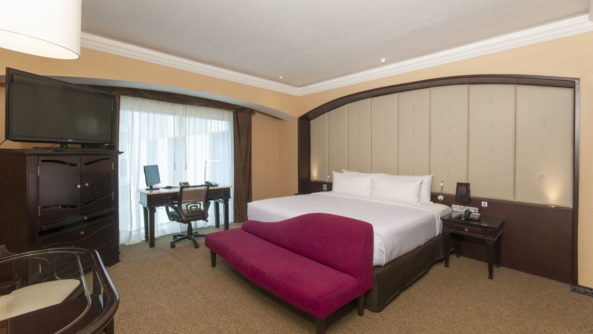 Executive 1 King Bed - _lfn2211.jpg