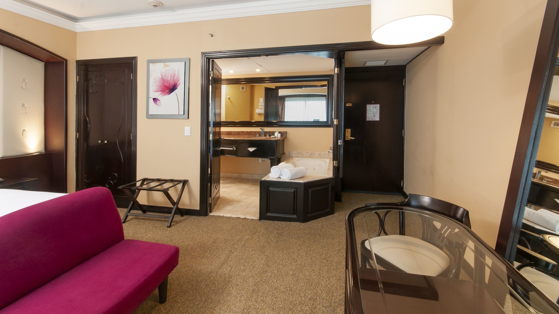 Executive 1 King Bed - _lfn2227.jpg