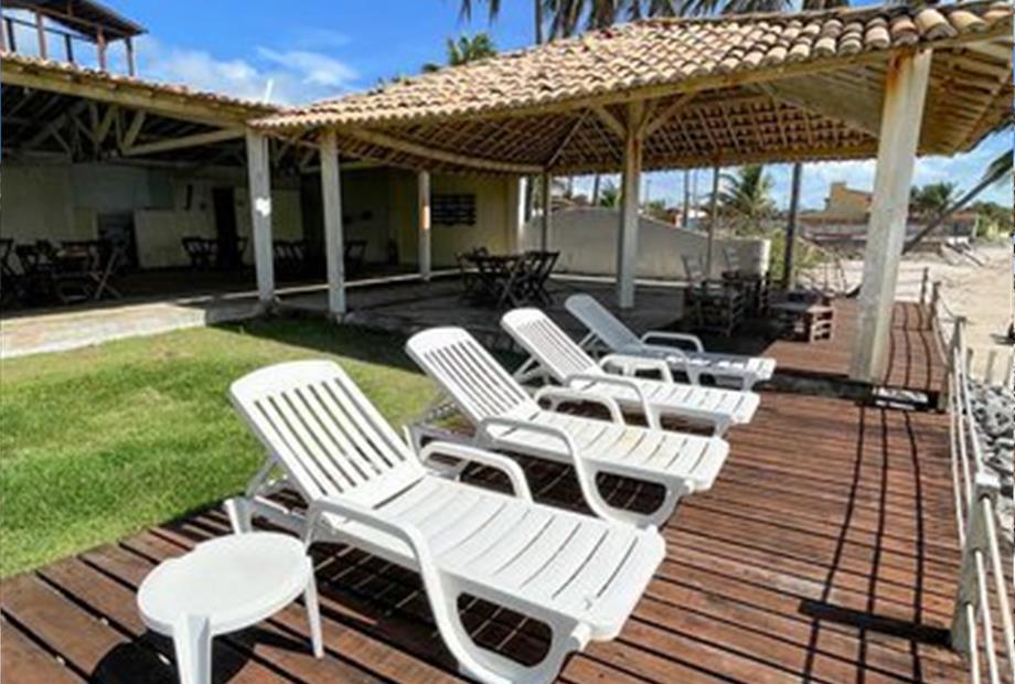 deck com espreguiçadeiras restaurante (1).jpg