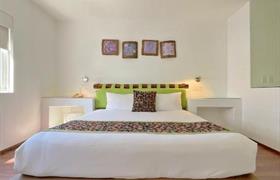 Single Junior Suite of Seven Crown Express & Suites by Kavia
