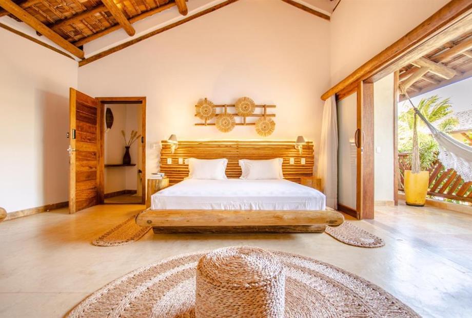 Suíte com Cama King-size e Vista da Piscina-1.jpg