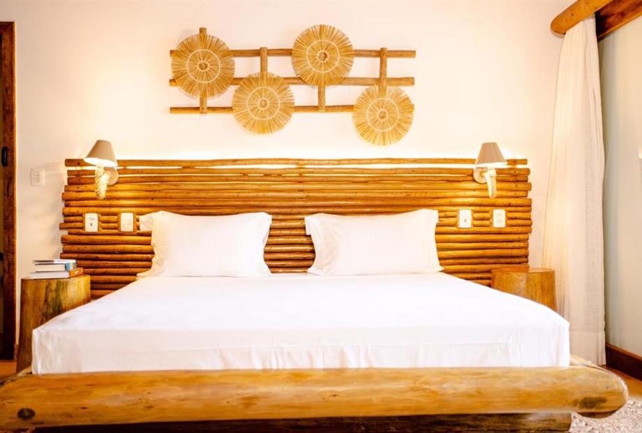 Suíte com Cama King-size e Vista da Piscina-2.jpg