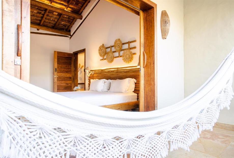 Suíte com Cama King-size e Vista da Piscina-6.jpg