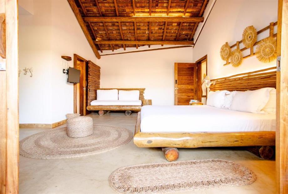 Suíte com Cama King-size e Vista da Piscina-7.jpg