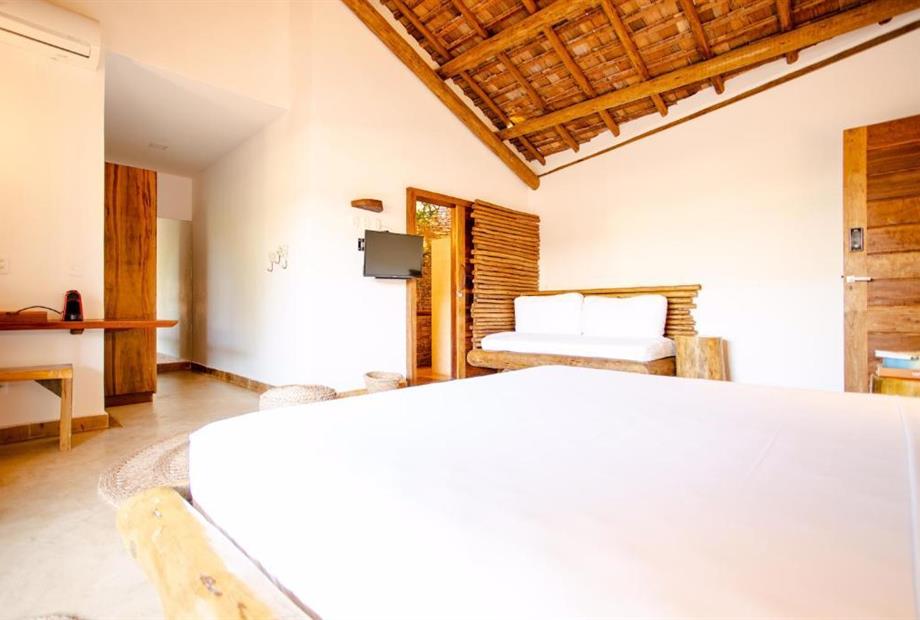 Suíte com Cama King-size e Vista da Piscina-9.jpg