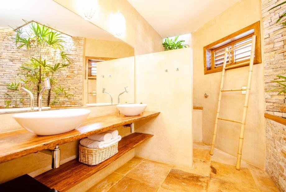 Suíte com Cama King-size e Vista da Piscina-11.jpg