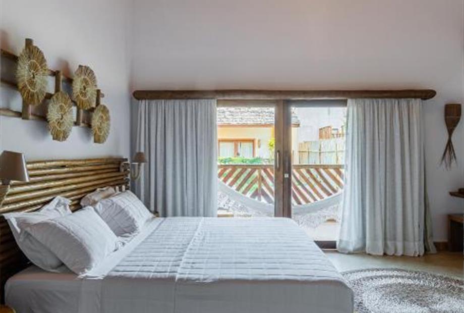 Suíte com Cama King-size e Vista da Piscina-13.jpg