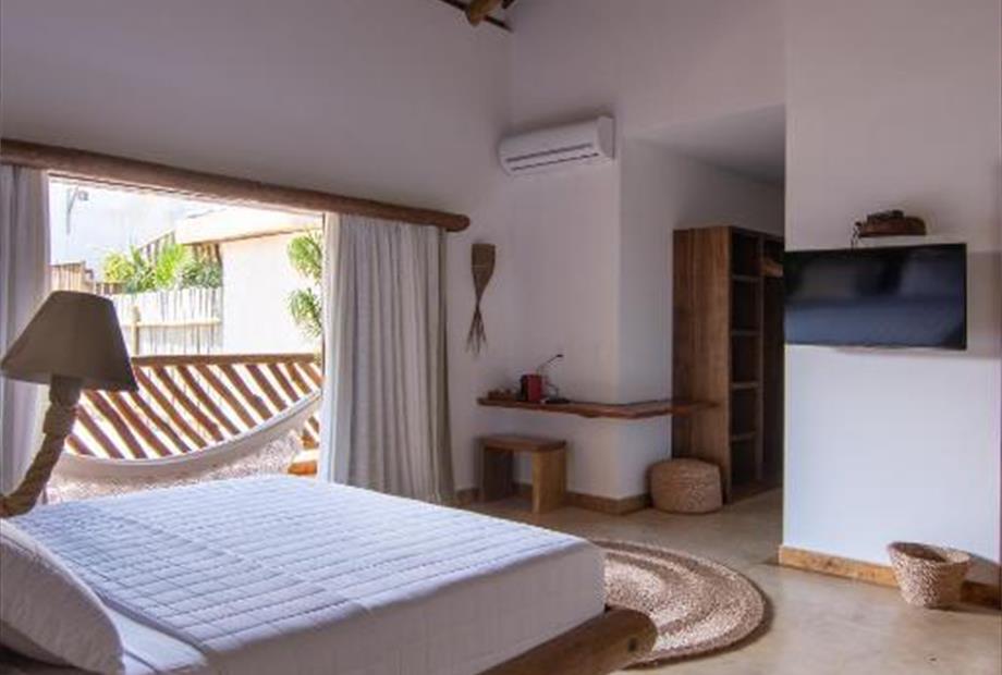 Suíte com Cama King-size e Vista da Piscina-14.jpg