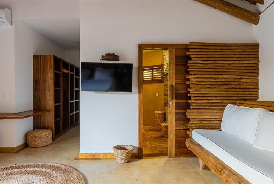 Suíte com Cama King-size e Vista da Piscina-18.jpg