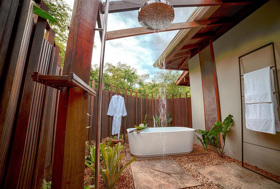 cl-special bungalow_bathtub_samuel melim.jpg.jpg