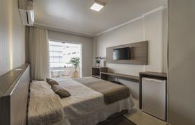 Quarto duplo/casal superior com sacada do HOTEL GUMZ