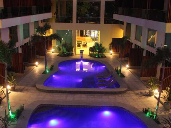 duas piscinas a noite.jpg