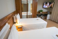 Super Luxo com 2 Camas de Solteiro e Varanda