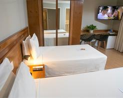 Super Luxo com 2 Camas de Solteiro e Varanda