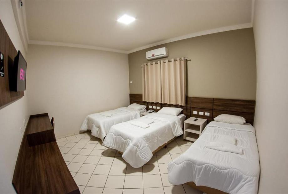 Quarto Triplo com 3 Camas de Solteiro-2.jpg