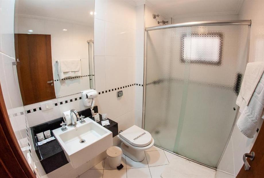 Quarto Triplo com 3 Camas de Solteiro-3.jpg