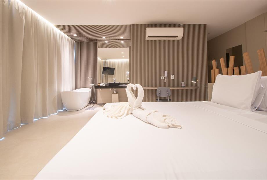 luxo com banheira.jpg